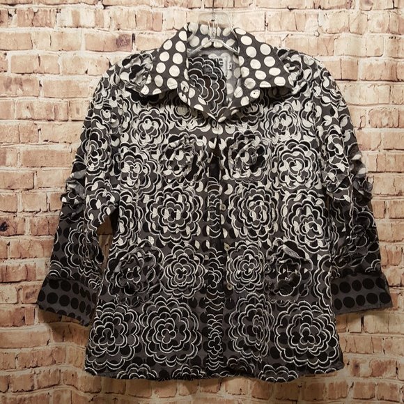 Chic Black and White Floral Jacket - Picture 1 of 9